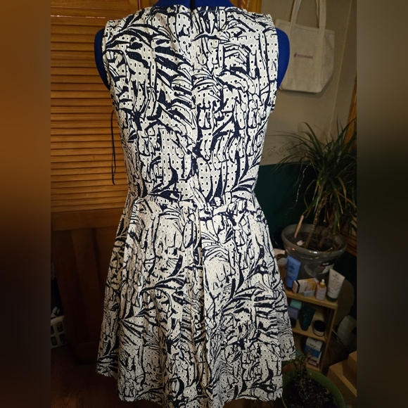 Taylor Elegant Blue and White Eyelet Patterned Sleeveless Dress - Picture 2 of 4